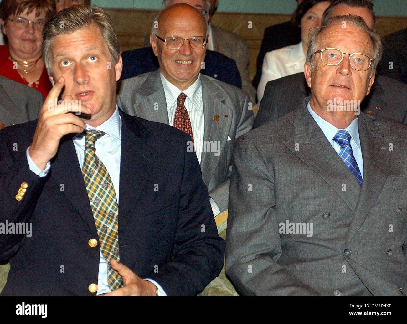 BRU150 - 20030701 - BRUXELLES, BELGIQUE : le Prince Philippe (L) et le Roi Albert II de Belgique (R) flanqués de Jacques van Ypersele de Strihou, chef de cabinet du Roi, regardez une vidéo en tant que membres de la mission spatiale internationale Odissea Frank Dewinne, Sergei Zalyotine, Yuri Lonchakov et Alexandre Lozoutkine sont reçus au Château Royal de Laken, mardi 01 juillet 2003, près de Bruxelles. BELGA PHOTO BENOIT DOPPAGNE Banque D'Images