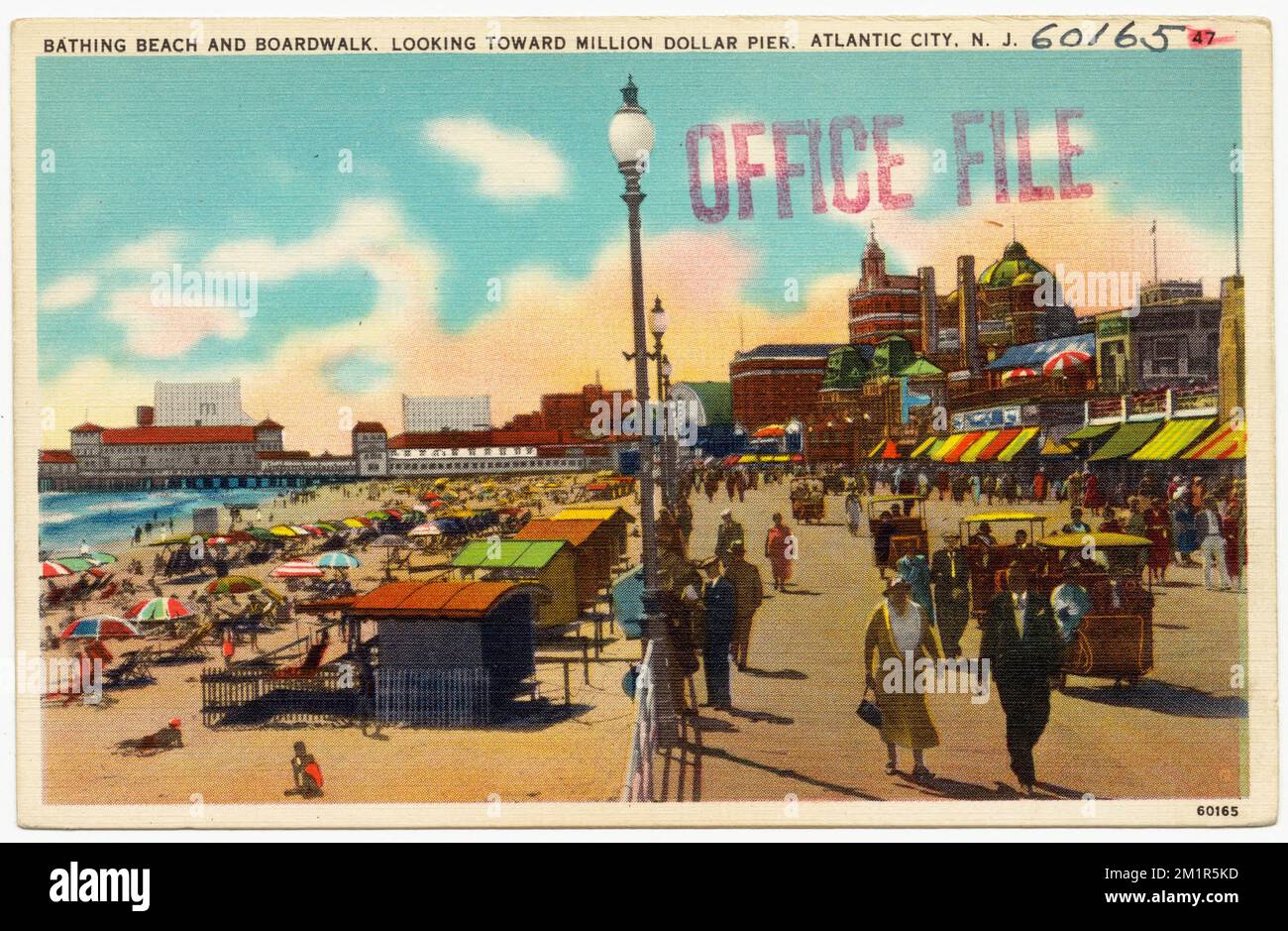 Plage de baignade et promenade, en regardant vers un quai de millions de dollars, Atlantic City, N. J. , promenades en bois, plages, Tichnor Brothers Collection, cartes postales des États-Unis Banque D'Images