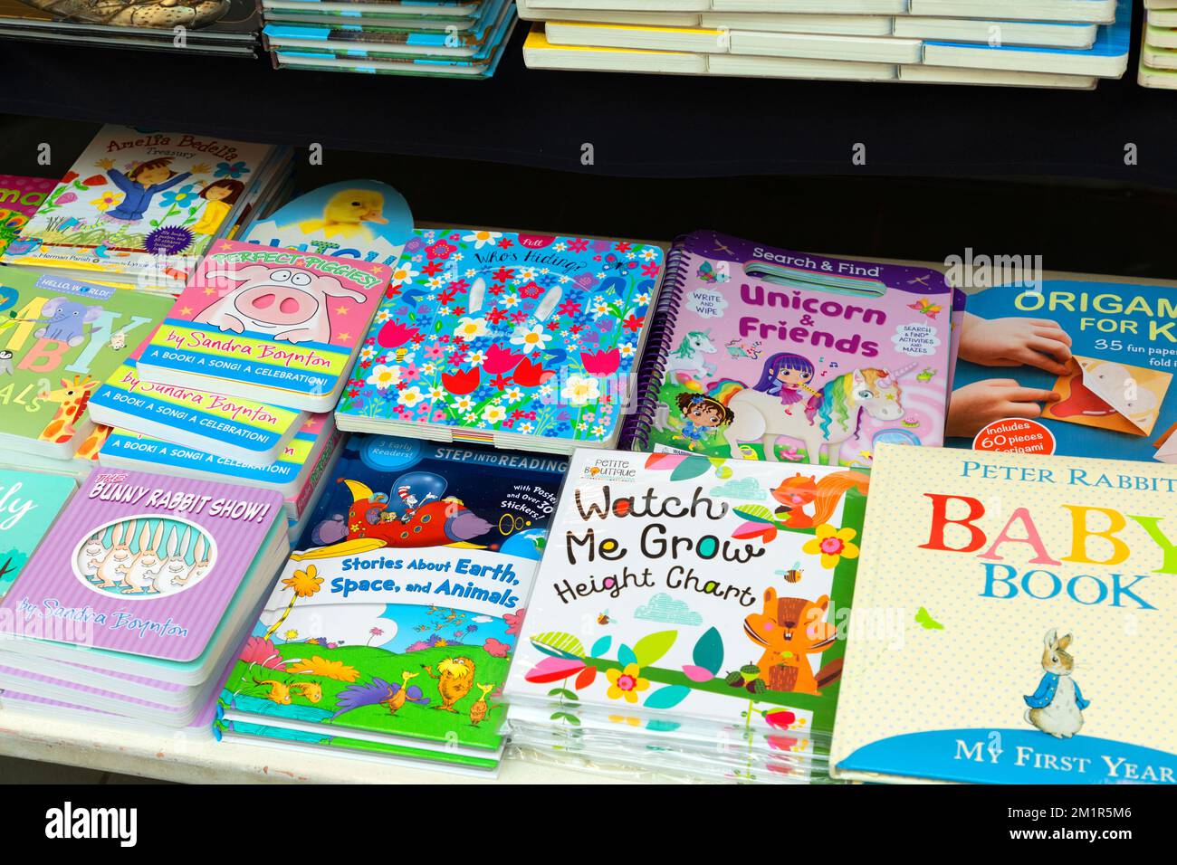 Présentation des livres pour enfants sur une table de magasin. Banque D'Images