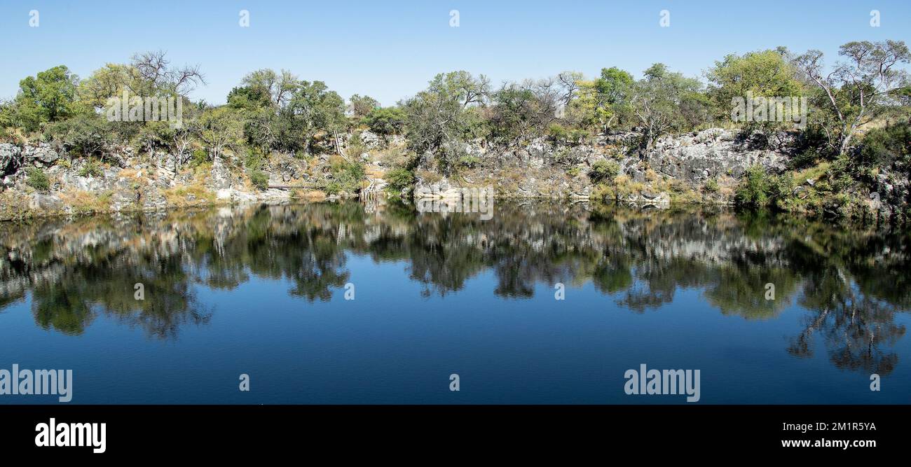 Le lac Otjikoto, bleu profond et sans fond. Un trou d'évier nouveau Tsumeb en Namibie. Banque D'Images