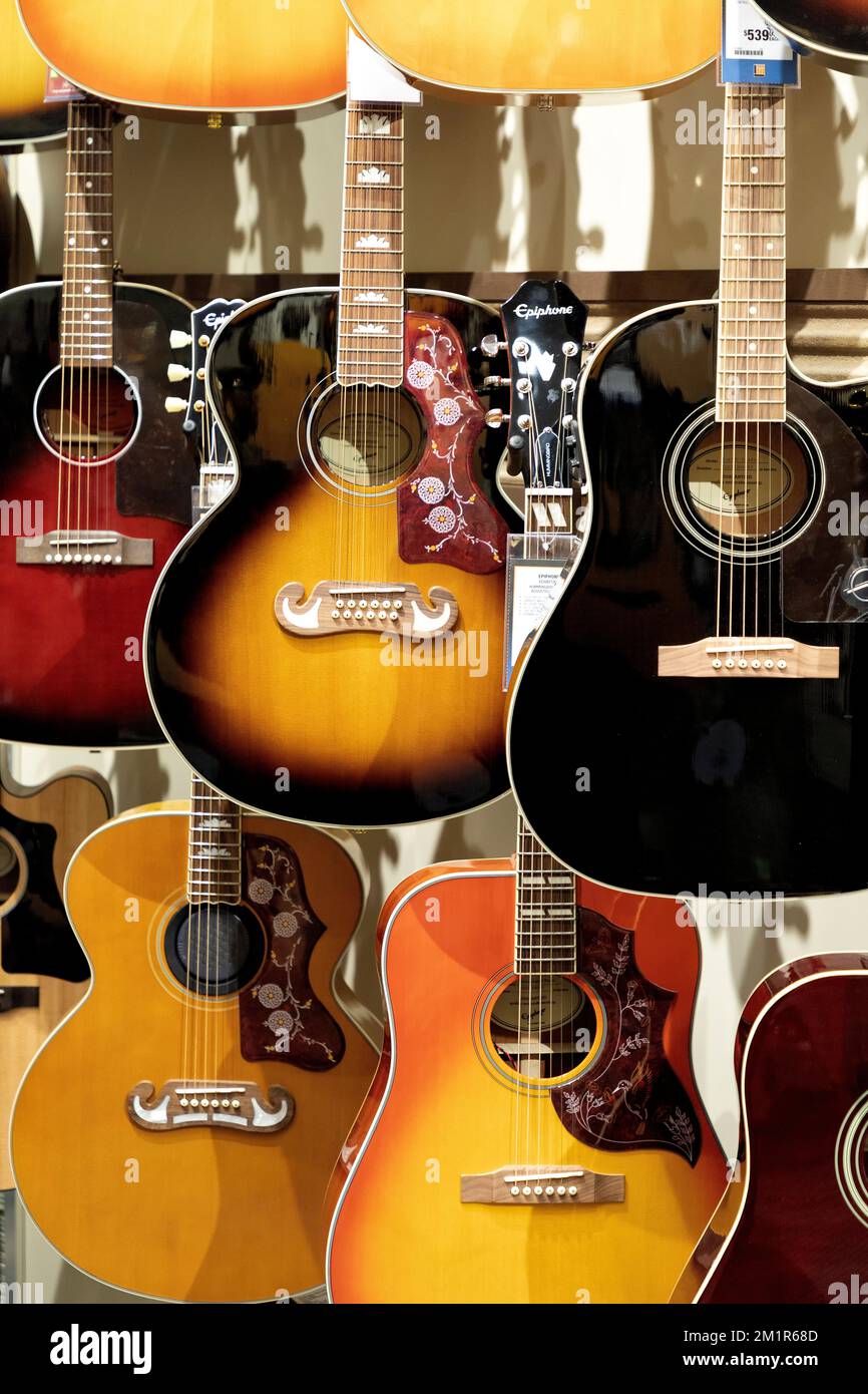 Guitares acoustiques exposées dans un magasin d'instruments de musique. Ontario Canada Banque D'Images