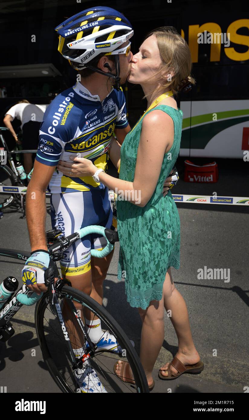 Le Belge Thomas de Gendt de l'équipe Vacansoleil-DCM et sa femme Evelyn  photographiés avant la treizième étape de l'édition 100th de la course  cycliste Tour de France, 173km de Tours à Saint-Amand-Montrond,