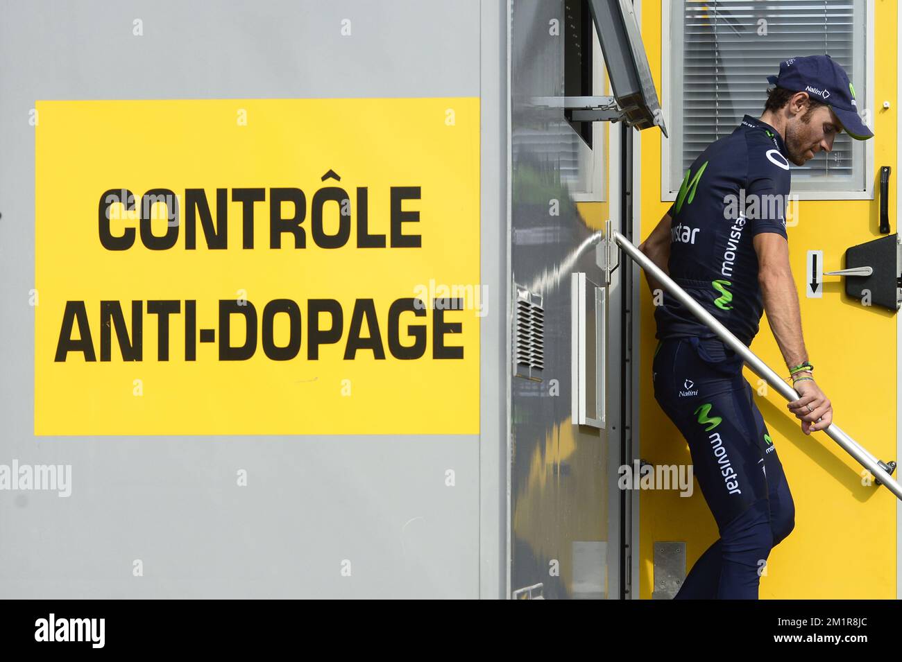 Alejandro Valverde de Spian de Movistar photographié sur son chemin de la salle de contrôle du dopage après l'étape 17th de l'édition 100th de la course cycliste Tour de France, un essai individuel de 32km d'Embrun à Chorges, France, le mercredi 17 juillet 2013. Banque D'Images