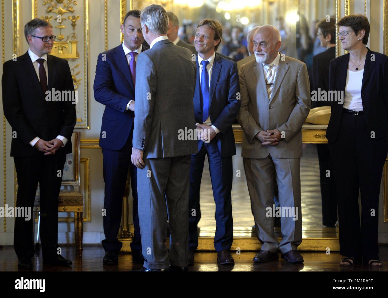 Le roi Philippe accueille les régions polititiennes, de gauche à droite, le président du Parlement de la communauté allemande Alexander Miesen, le président du Parlement de la communauté française Jean-Charles Luperto, Patrick Dupriez, président du Parlement wallon, Jan Peumans, président du Parlement flamand et Françoise Dupuis, présidente du Parlement de Bruxelles, lors d'une visite des gouvernements régionaux et des gouvernements communautaires au nouveau Roi au Palais Royal de Bruxelles, le lundi 22 juillet 2013. Hier, le roi Albert II a abdiqué le trône en faveur de son fils, le nouveau roi Philippe - Filip. Banque D'Images