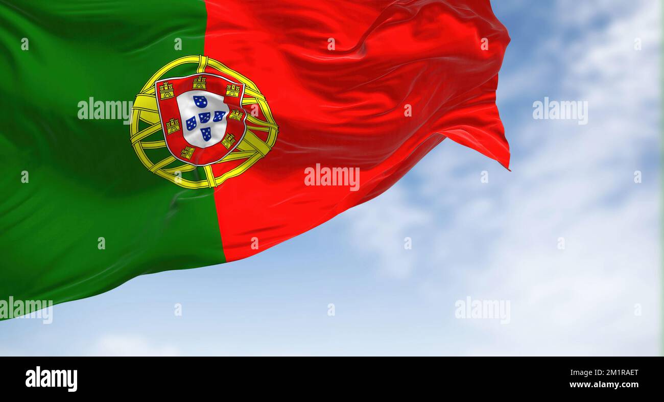 Drapeau national du Portugal agitant dans le vent par temps clair. La République portugaise est un État membre de l'Union européenne. Arrière-plan texturé en tissu. Sél Banque D'Images