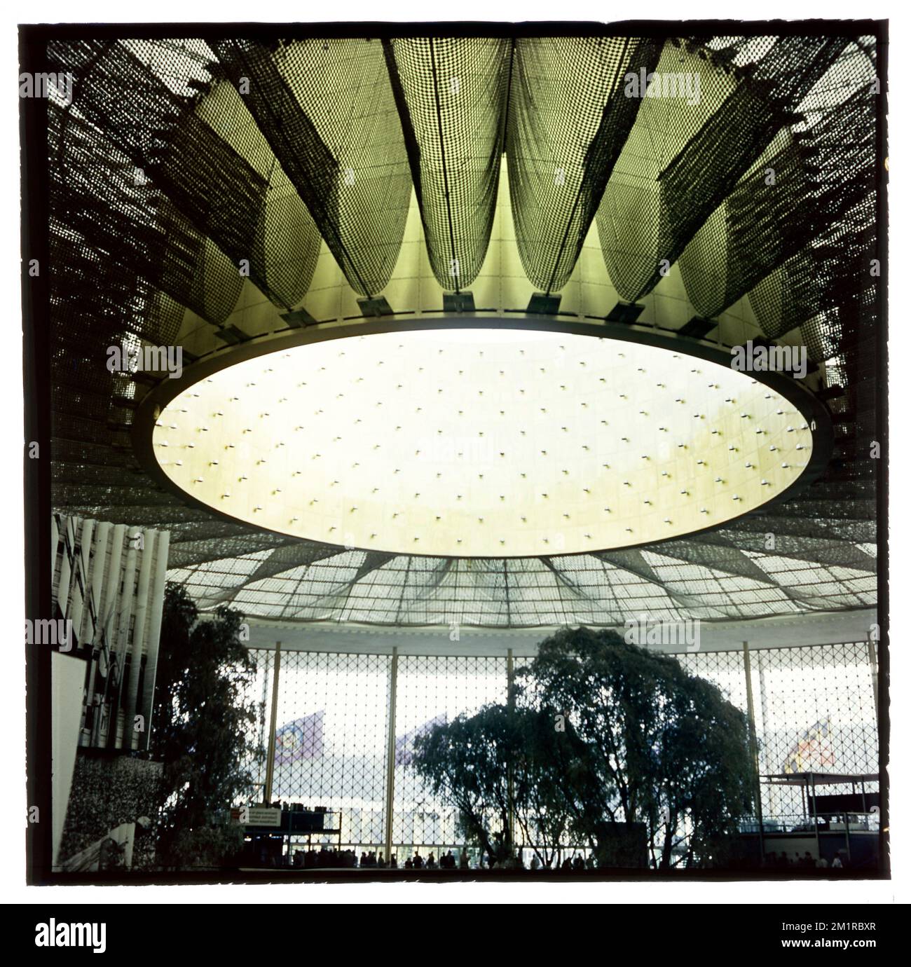 Cette image non datée montre l'intérieur du pavillon américain / Amerikaanse Paviljoen / Pavillon américain lors de l'exposition universelle de Bruxelles (Expo 58) au Heysel / Heizel à Bruxelles (1958). L'Expo 58, également connue sous le nom d'exposition universelle de Bruxelles, s'est tenue du 17 avril au 19 octobre 1958. C'était la première grande foire mondiale après la Seconde Guerre mondiale Banque D'Images