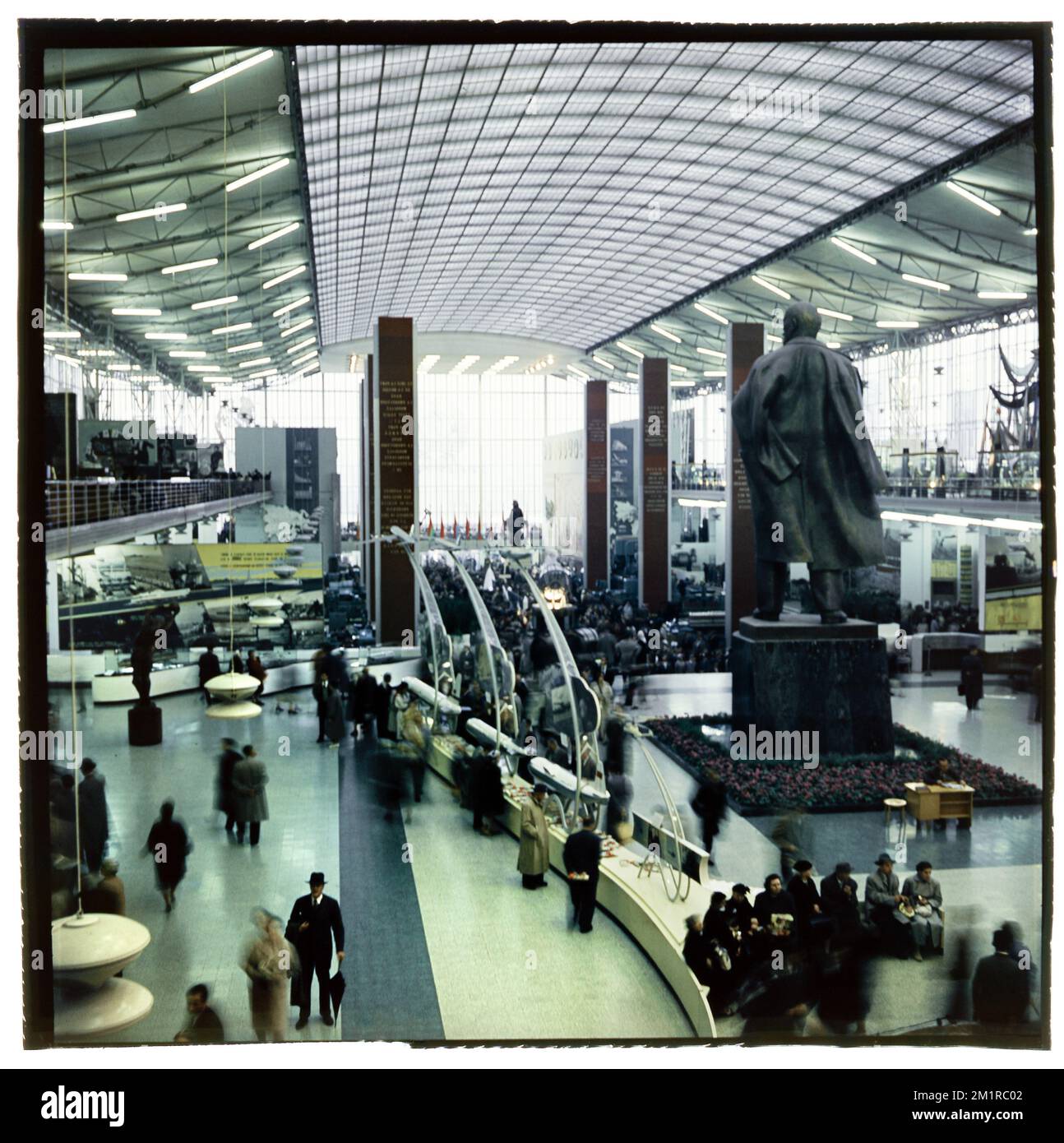 Cette image non datée montre l'intérieur du pavillon de l'URSS (Russie) / Sovjet-Unie Paviljoen / Pavillon de l'URSS lors de l'exposition universelle de Bruxelles (Expo 58) au Heysel / Heizel à Bruxelles (1958). L'Expo 58, également connue sous le nom d'exposition universelle de Bruxelles, s'est tenue du 17 avril au 19 octobre 1958. C'était la première grande foire mondiale après la Seconde Guerre mondiale Banque D'Images
