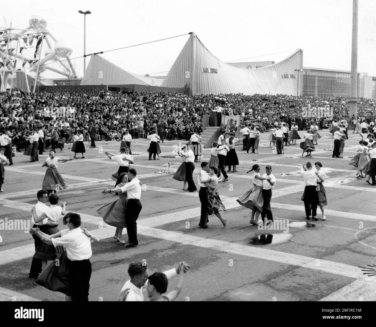 19580706 - BRUXELLES, BELGIQUE (FICHIER) : ce fichier photo du 06 juillet 1958 concerne Expo 58. Sur la photo : une vue d'un spectacle pour la journée flamande (Journee Flamande). BELGA PHOTO ARCHIVES Expo 58, également connue sous le nom de Brussels World's Fair, s'est tenue du 17 avril au 19 octobre 1958. C'était la première grande foire mondiale après la Seconde Guerre mondiale Banque D'Images