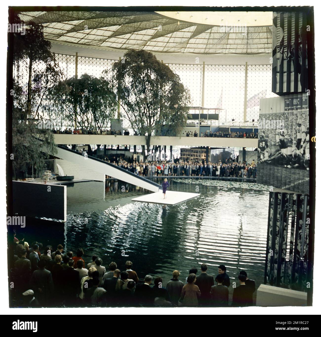 Cette image non datée montre l'intérieur du pavillon américain / Amerikaanse Paviljoen / Pavillon Americain lors d'une présentation en mode à l'exposition universelle de Bruxelles (Expo 58) au Heysel / Heizel à Bruxelles (1958). L'Expo 58, également connue sous le nom d'exposition universelle de Bruxelles, s'est tenue du 17 avril au 19 octobre 1958. C'était la première grande foire mondiale après la Seconde Guerre mondiale Banque D'Images