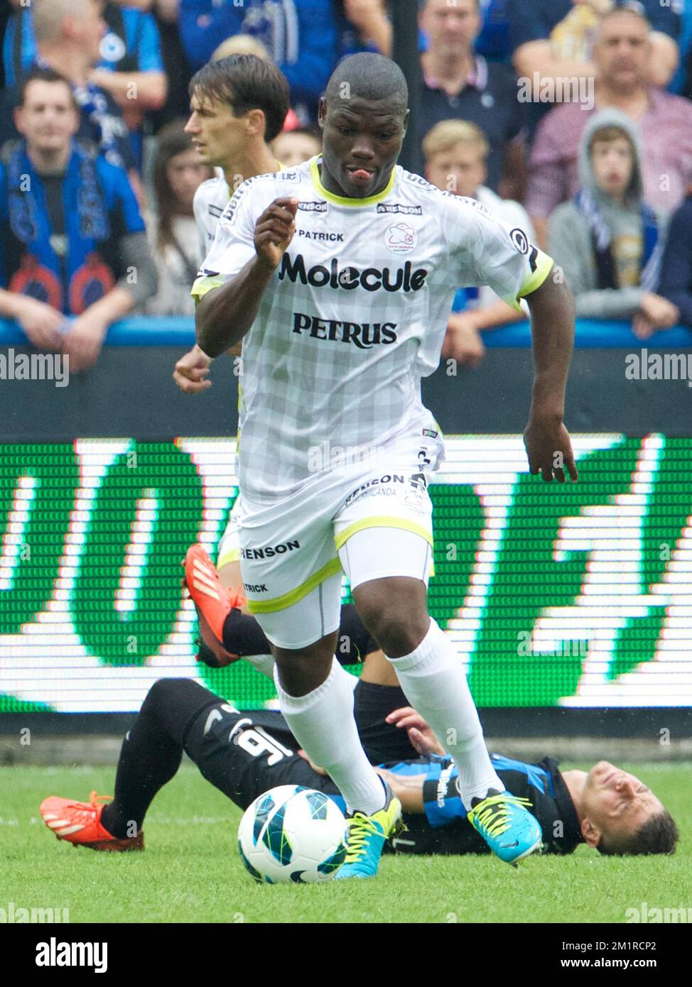 Le Junior Malanda d'Essevee et le Club Maxime Lestienne se battent pour le ballon lors du match Jupiler Pro League entre le Club Brugge KV et le SV Zulte Waregem, à Bruges, le dimanche 11 août 2013, le troisième jour du championnat belge de football. Banque D'Images