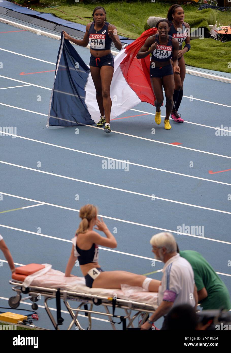 20130818 - MOSCOU, RUSSIE: Les athlètes français célèbrent après avoir remporté la médaille d'argent dans le relais 4*100m aux Championnats du monde d'athlétisme au stade Luzhniki à Moscou, Russie, dimanche 18 août 2013. Les Championnats du monde ont lieu du 10 au 18 août. Banque D'Images