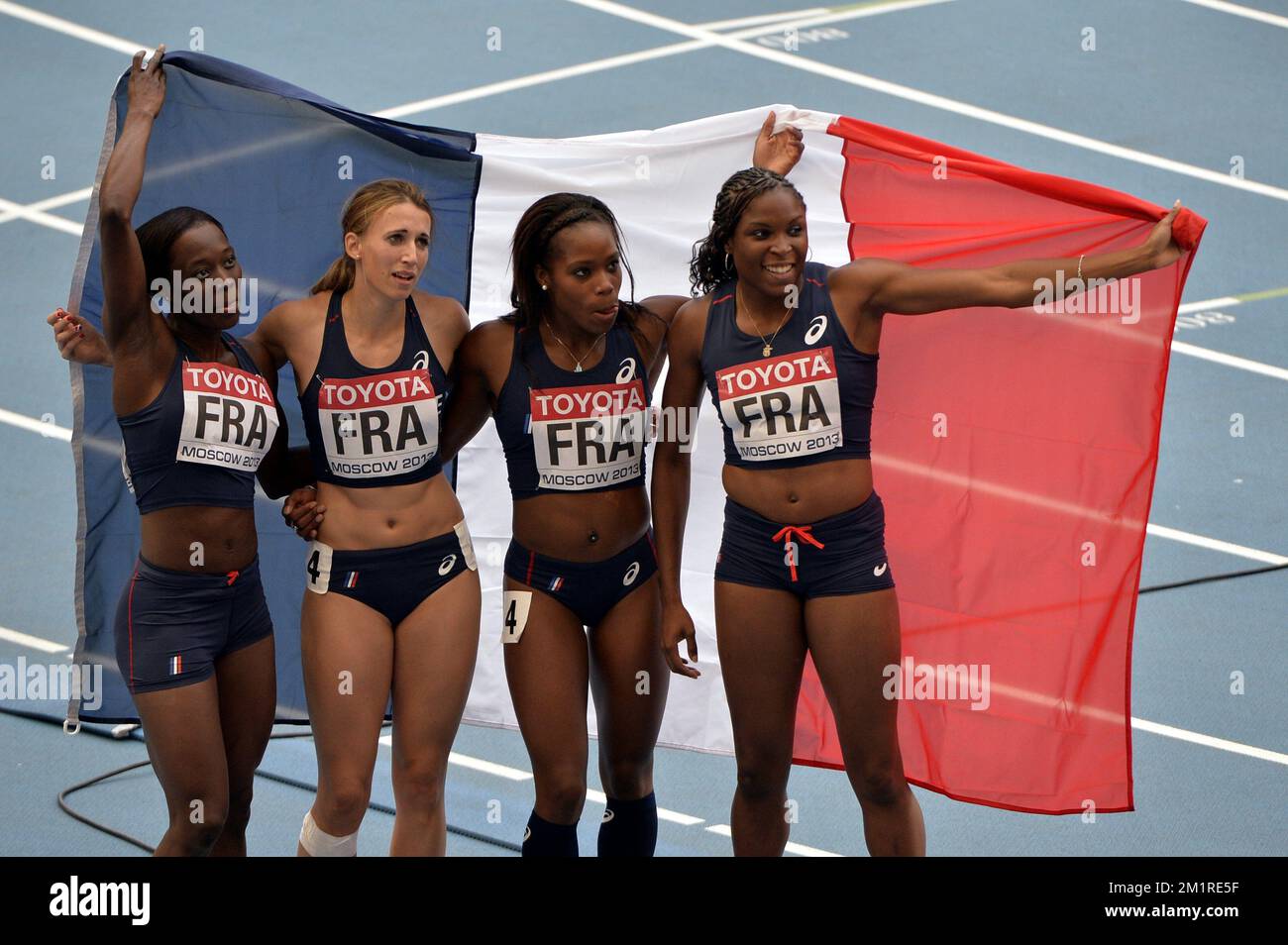 20130818 - MOSCOU, RUSSIE: Les athlètes français célèbrent après avoir remporté la médaille d'argent dans le relais 4*100m aux Championnats du monde d'athlétisme au stade Luzhniki à Moscou, Russie, dimanche 18 août 2013. Les Championnats du monde ont lieu du 10 au 18 août. Banque D'Images