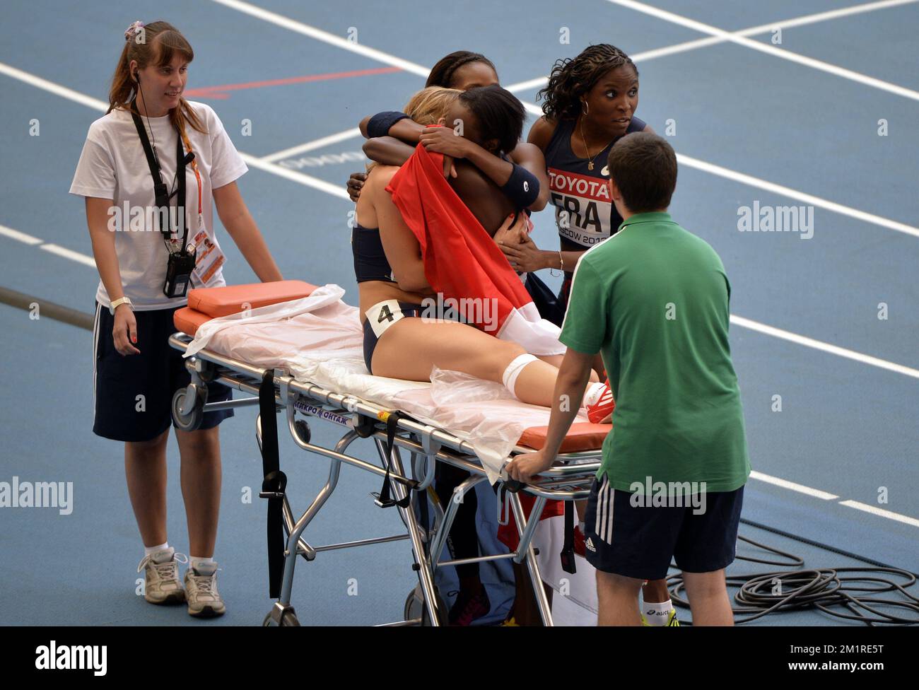 20130818 - MOSCOU, RUSSIE: Les athlètes français célèbrent après avoir remporté la médaille d'argent dans le relais 4*100m aux Championnats du monde d'athlétisme au stade Luzhniki à Moscou, Russie, dimanche 18 août 2013. Les Championnats du monde ont lieu du 10 au 18 août. Banque D'Images