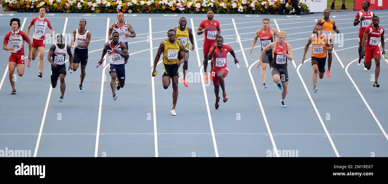 20130818 - MOSCOU, RUSSIE: Usain Bolt (C) de la Jamaïque, Justin Gatlin (4th R) des États-Unis et Dwain Chambers (3rd L) de la Grande-Bretagne ont dirigé le relais 4*100m aux Championnats du monde d'athlétisme au stade Luzhniki à Moscou, en Russie, le dimanche 18 août 2013. Les Championnats du monde ont lieu du 10 au 18 août. Banque D'Images