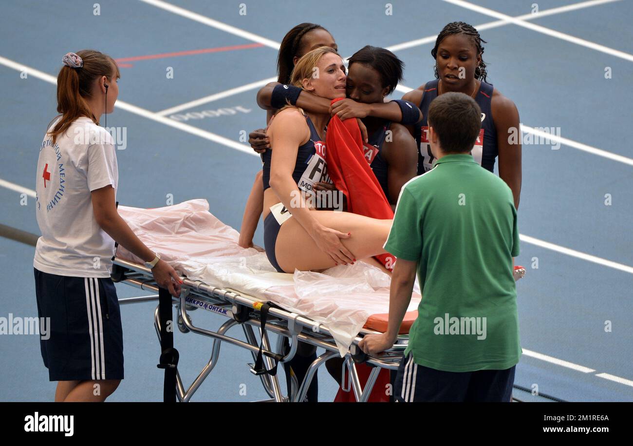 20130818 - MOSCOU, RUSSIE: Les athlètes français célèbrent après avoir remporté la médaille d'argent dans le relais 4*100m aux Championnats du monde d'athlétisme au stade Luzhniki à Moscou, Russie, dimanche 18 août 2013. Les Championnats du monde ont lieu du 10 au 18 août. Banque D'Images