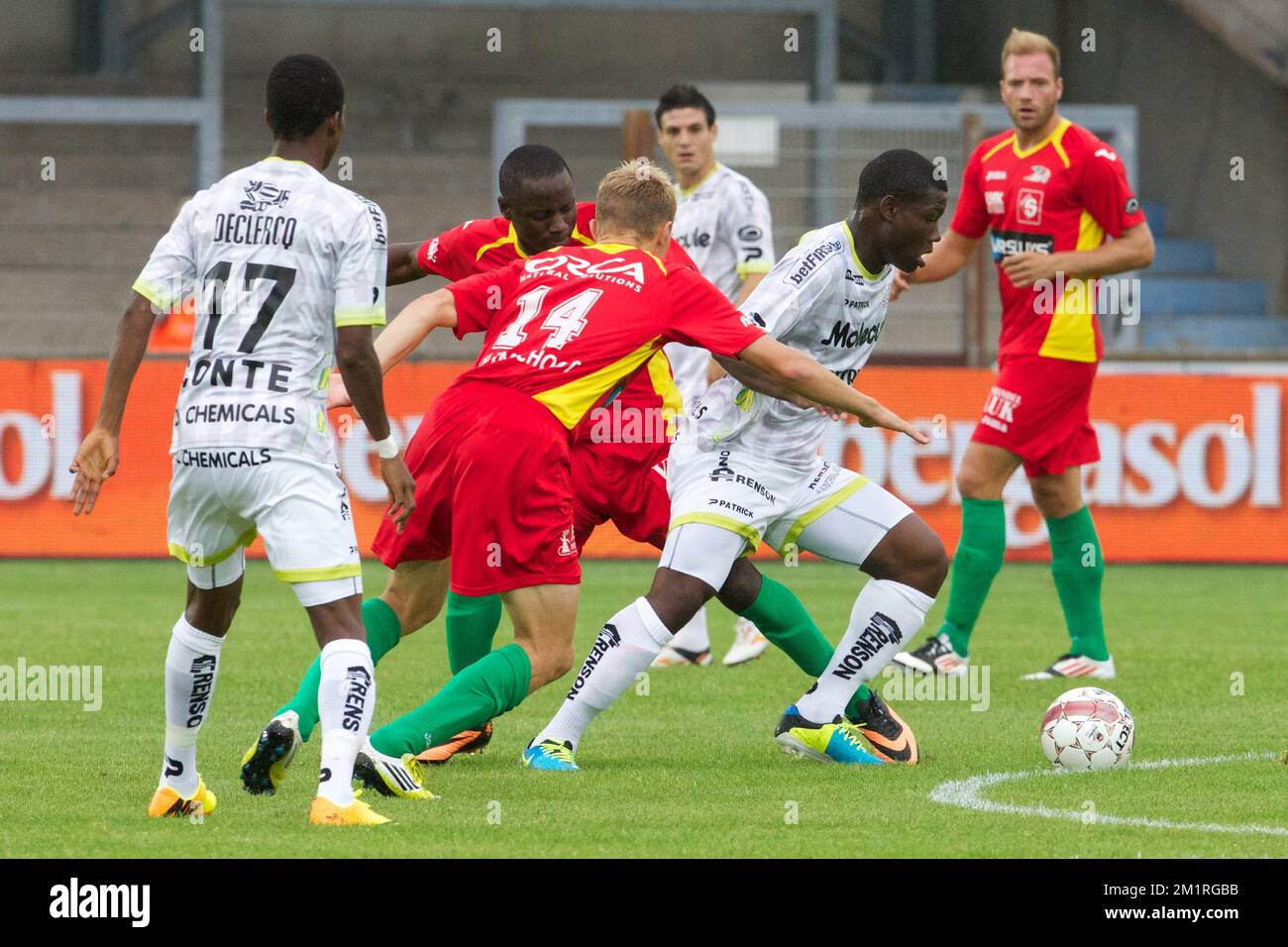 Tom Van Imschoot d'Ostende et Junior Malanda d'Essevee se battent pour le ballon lors du match de la Jupiler Pro League entre KV Oostende et SV Zulte Waregem, à Ostende, dimanche 25 août 2013, le jour 5 du championnat belge de football. Banque D'Images