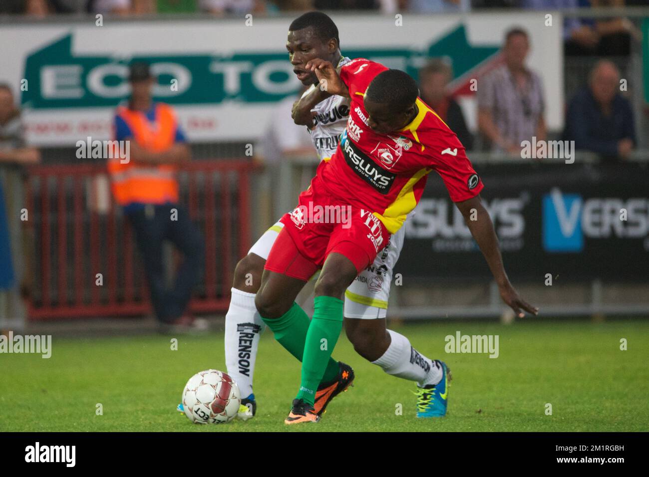 Le Junior Malanda d'Essevee et le Nyasha Mushekwi d'Ostende se battent pour le ballon lors du match de la Jupiler Pro League entre KV Oostende et SV Zulte Waregem, à Ostende, dimanche 25 août 2013, le jour 5 du championnat belge de football. Banque D'Images