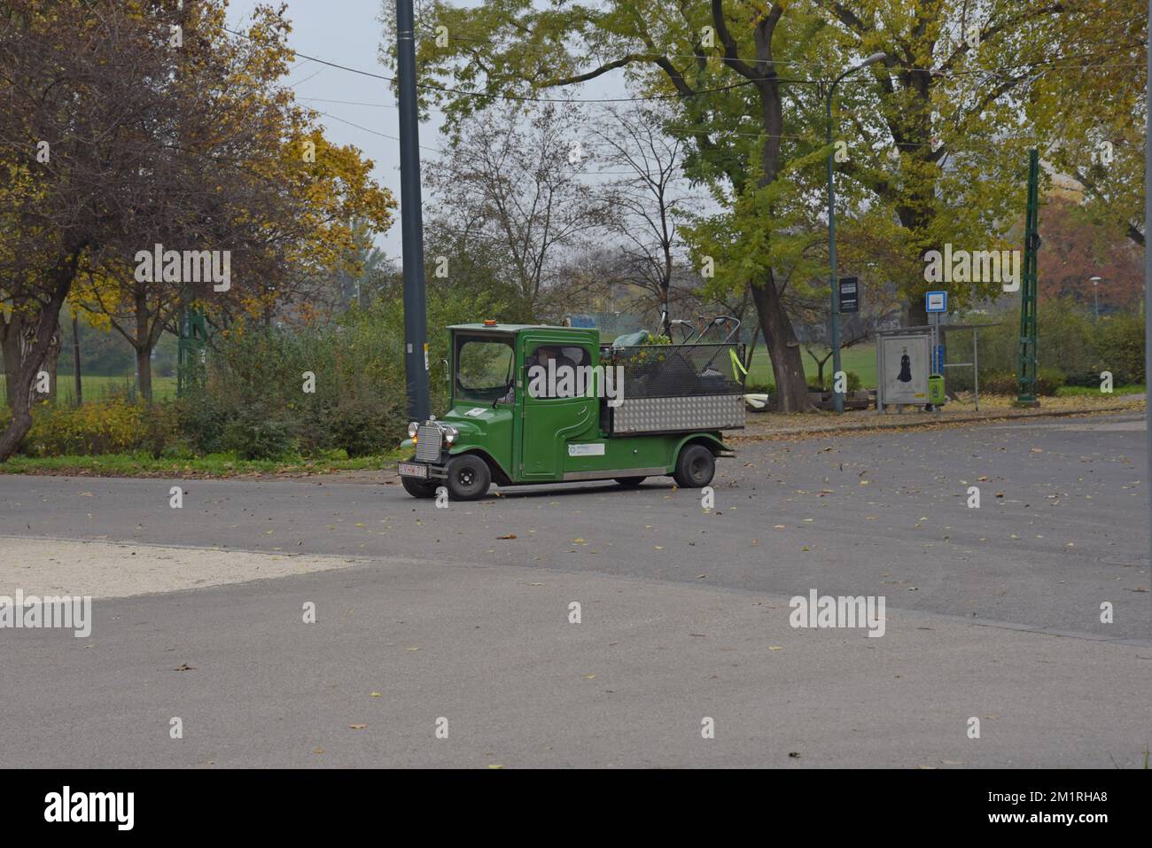Un pick-up électrique de style rétro utilisé par le personnel d'entretien des terrains du département des parcs de Budapest, Hongrie Banque D'Images