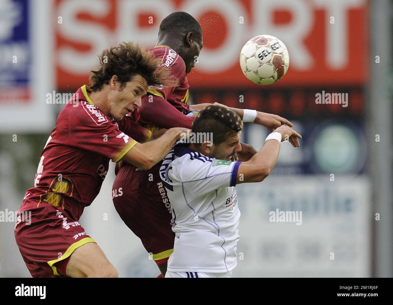 Alekandar Mitrovic d'Anderlecht et Junior Malanda d'Essevee se battent pour le ballon lors du match de la Jupiler Pro League entre Zulte Waregem et RSCA Anderlecht, à Waregem, dimanche 01 septembre 2013, le sixième jour du championnat belge de football. BELGA PHOTO JOHN THYS Banque D'Images