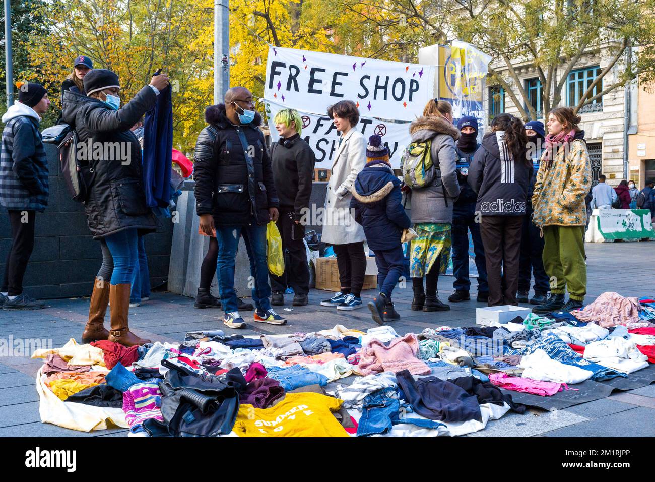 France, Toulouse, 10 décembre 2022. Les militants de la rébellion d'extinction installent une boutique libre dans le centre-ville de Toulouse. Cette action vise à dénoncer et à sensibiliser les gens aux problèmes socio-environnementaux de la mode rapide. France, Toulouse, 10 décembre 2022. Photo de Patricia Huchot-Boissier/ABACAPRESS.COM Banque D'Images