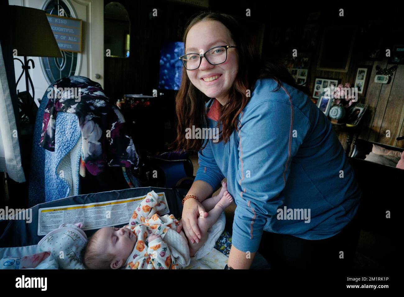 Jeune mère avec nouveau-né de 2 mois. Banque D'Images