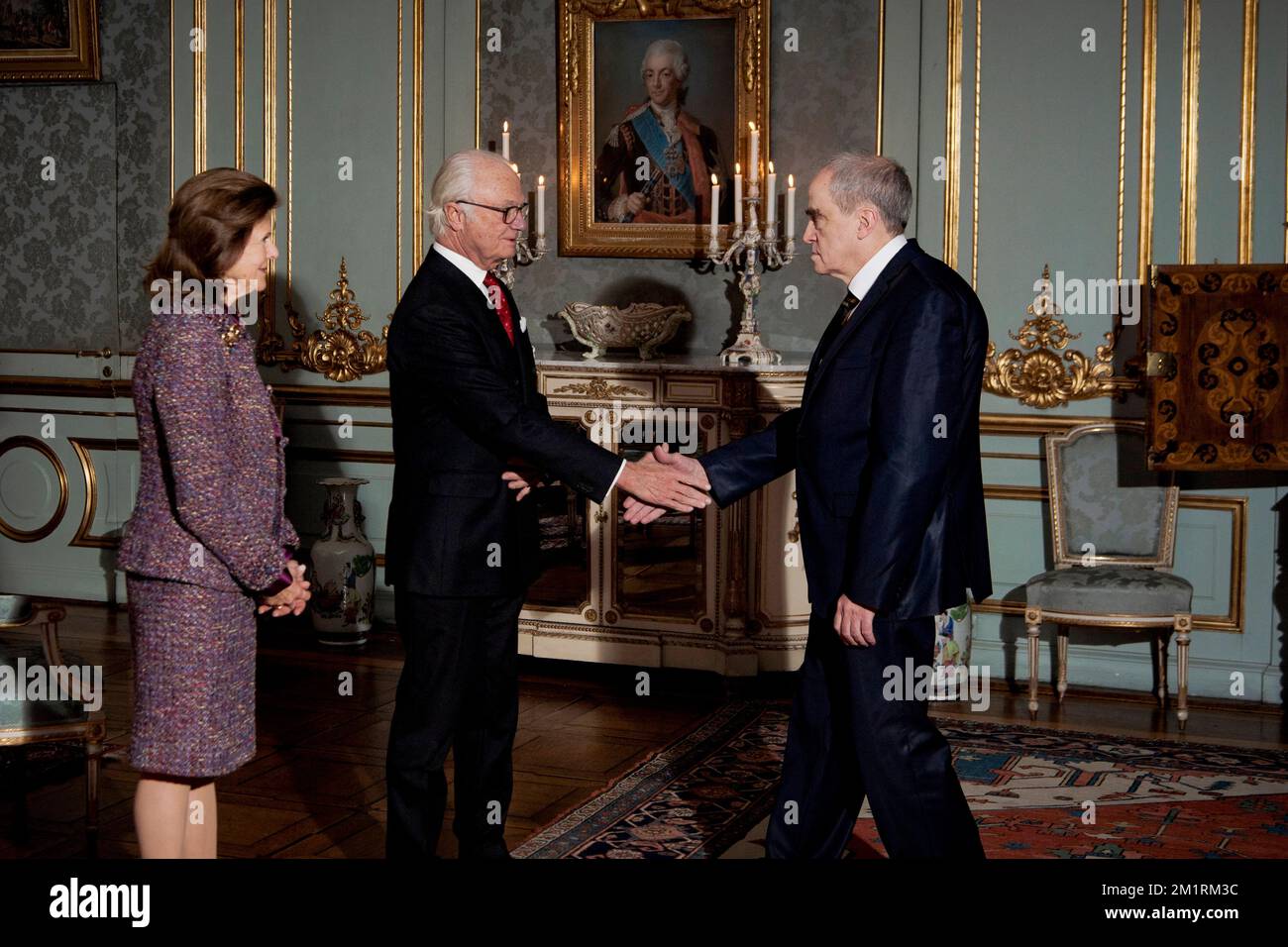 Le roi Carl Gustaf et la reine Silvia avec le prix Nobel de la paix Jan ...