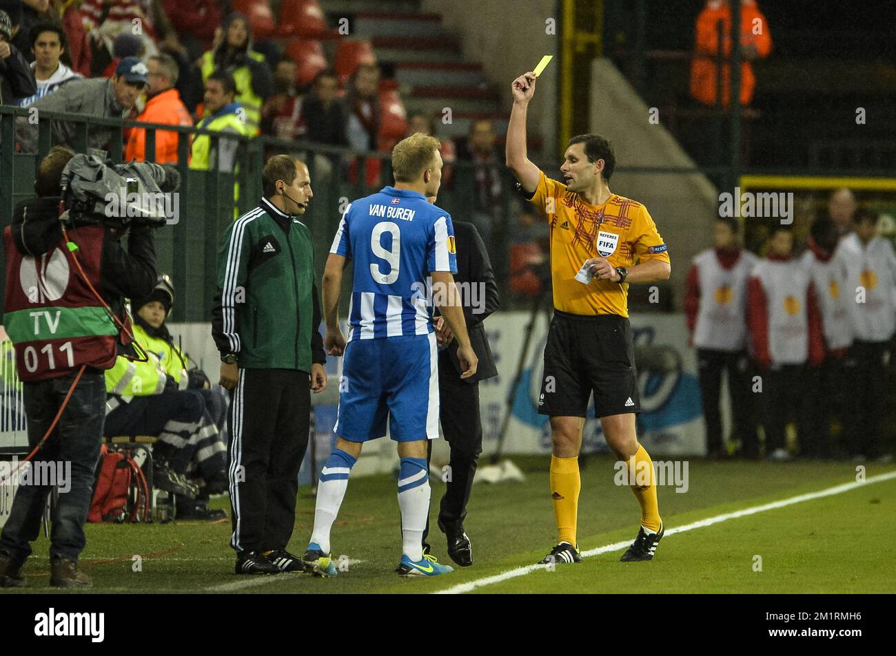 Mick Van Buren d'Esbjerg reçoit une carte jaune de l'arbitre lors d'un match de football entre l'équipe belge de première division Standard de Liège et le club danois de football Esbjerg, dans le groupe C, le premier jour de la phase de groupe du tournoi Europa League au stade de Liège, Jeudi 19 septembre 2013. BELGA PHOTO NICOLAS LAMBERT Banque D'Images