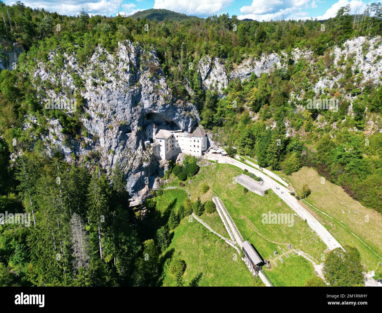 Château de Predjama forteresse de Slovénie construite dans une grotte, été de drone aérien Banque D'Images