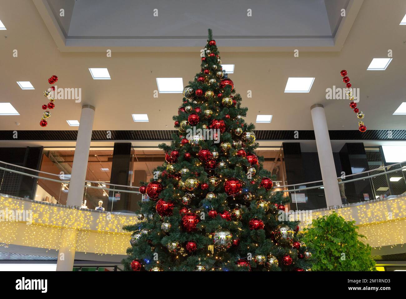 Image d'un grand arbre de Noël décoré dans le centre commercial Banque D'Images