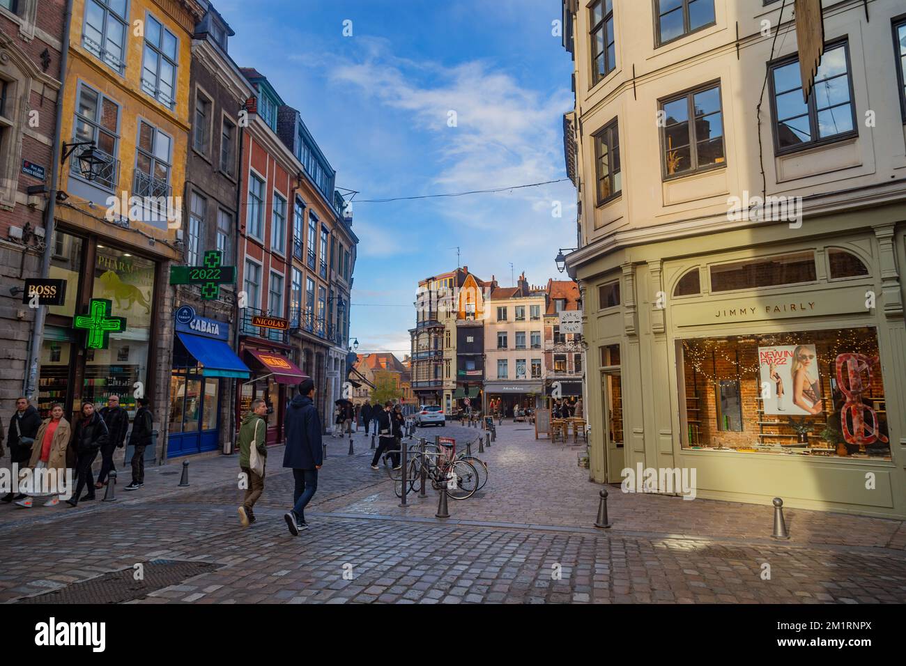 Lille, France - Nevember 09, 2022. Scène typique de rue dans le Vieux-Lille, la vieille partie historique de Lille dans les hauts-de-France, France Banque D'Images