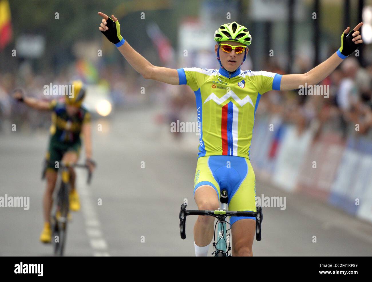 Slovénie Matej Mohoric célèbre en franchissant la ligne d'arrivée pour remporter la course sur route U23 pour hommes aux championnats du monde de cyclisme à Florence, en Italie, le vendredi 27 septembre 2013. Banque D'Images