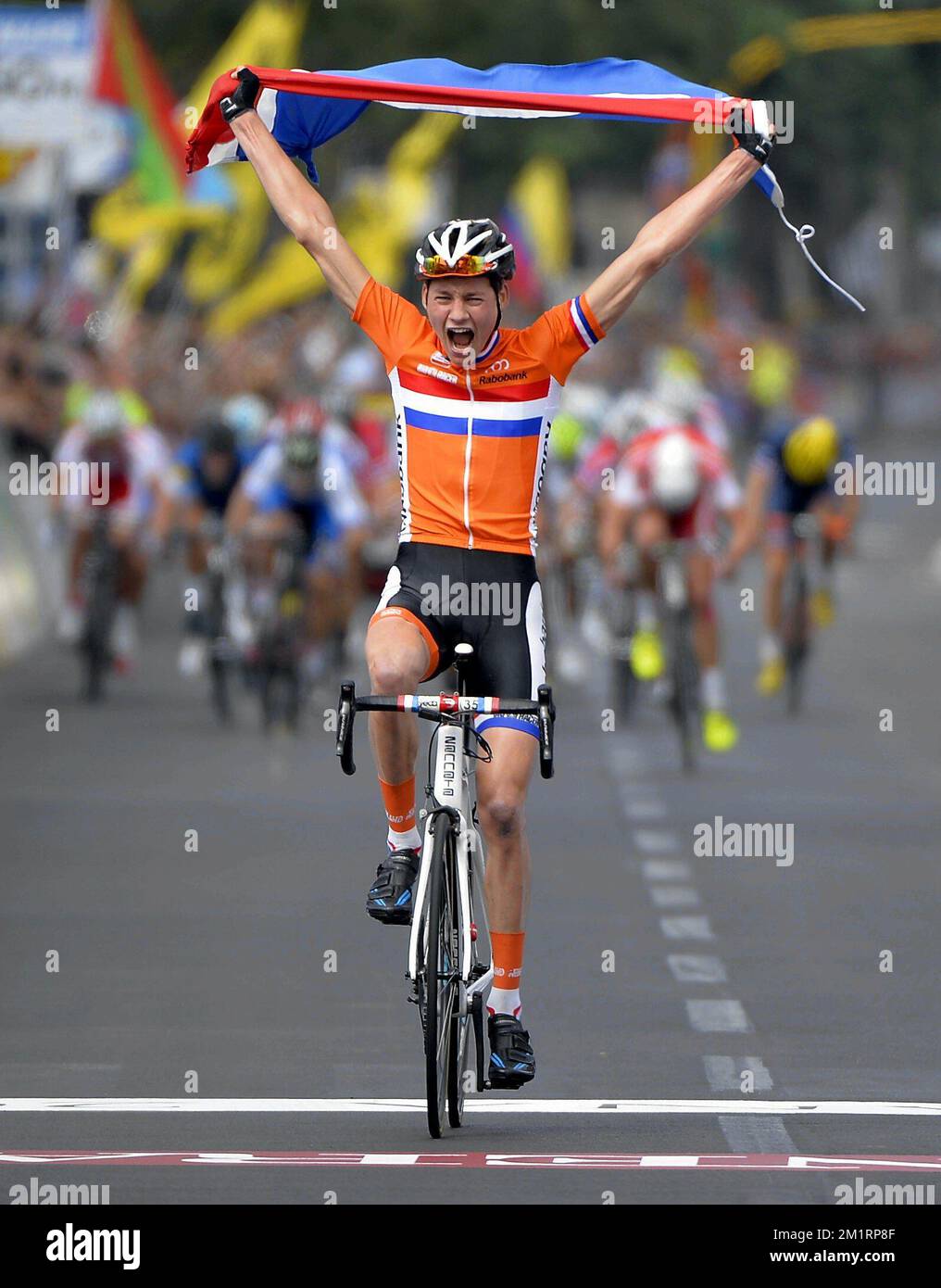 Le néerlandais Mathieu Van Der Poel célèbre en franchissant la ligne d'arrivée pour gagner la course sur route des juniors hommes aux championnats du monde de cyclisme à Florence, en Italie, le samedi 28 septembre 2013. Banque D'Images