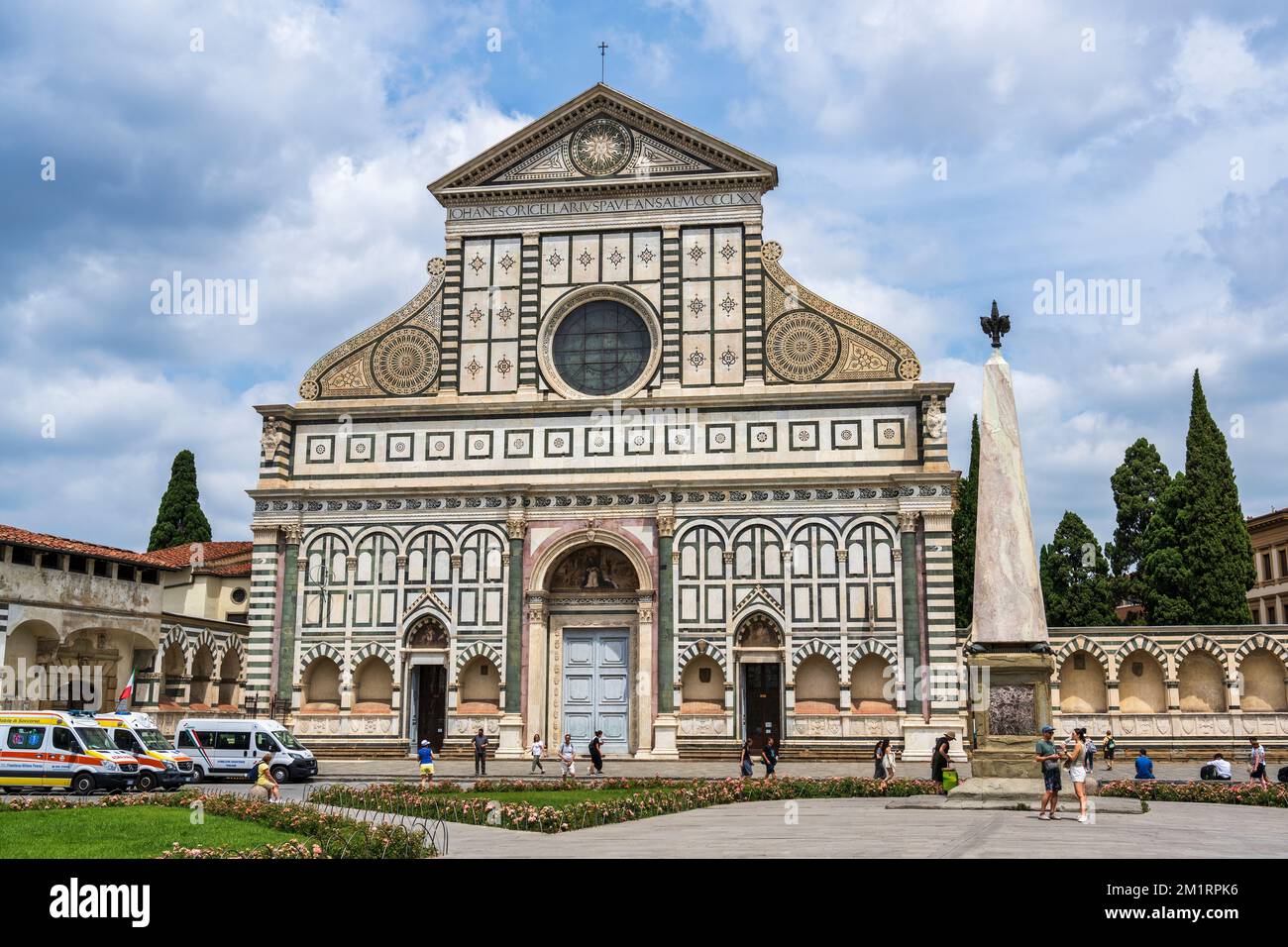 Façade du Convento di Santa Maria Novella avec basilique au-delà, vue de la Piazza di Santa Maria Novella à Florence, Toscane, Italie Banque D'Images