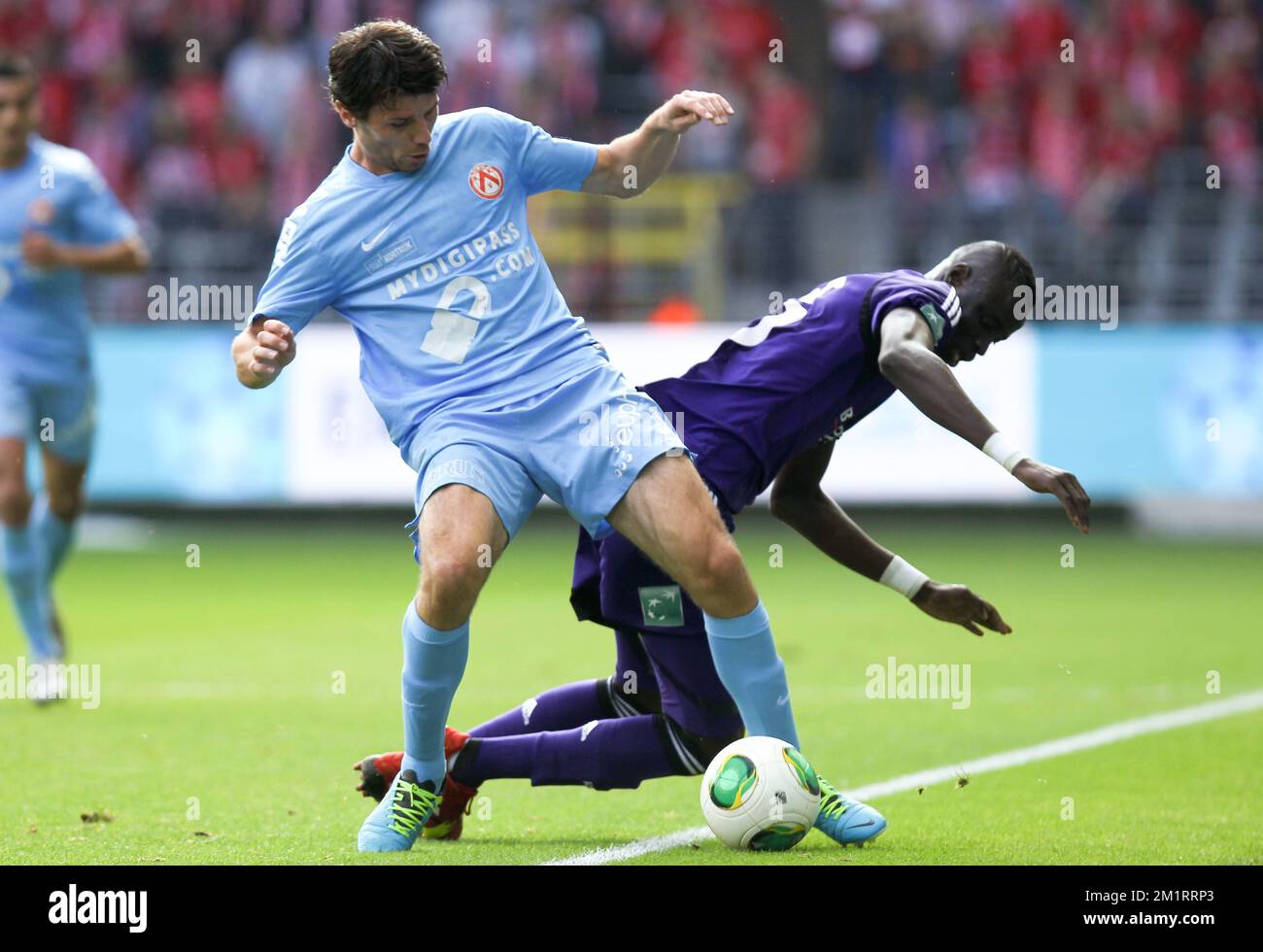 Stijn Desmet de Kortrijk et Cheikhou Kouyate d'Anderlecht se battent pour le ballon lors du match de la Jupiler Pro League entre RSC Anderlecht et KV Kortrijk, à Bruxelles, le dimanche 06 octobre 2013, le jour 10 du championnat belge de football. Banque D'Images