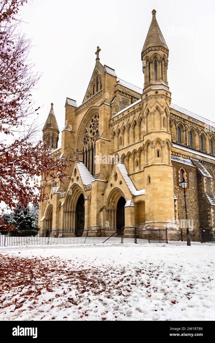 St. Cathédrale d'Albans, également connue sous le nom de St. Abbaye d'Albans - première chute de neige de décembre 2022 à Hertfordshire, Royaume-Uni Banque D'Images