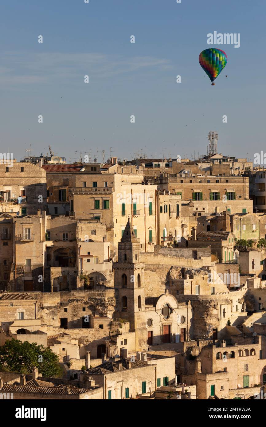 Montgolfière survolant la vieille ville en début de matinée estivale, Matera, Basilicate, Italie, Europe Banque D'Images