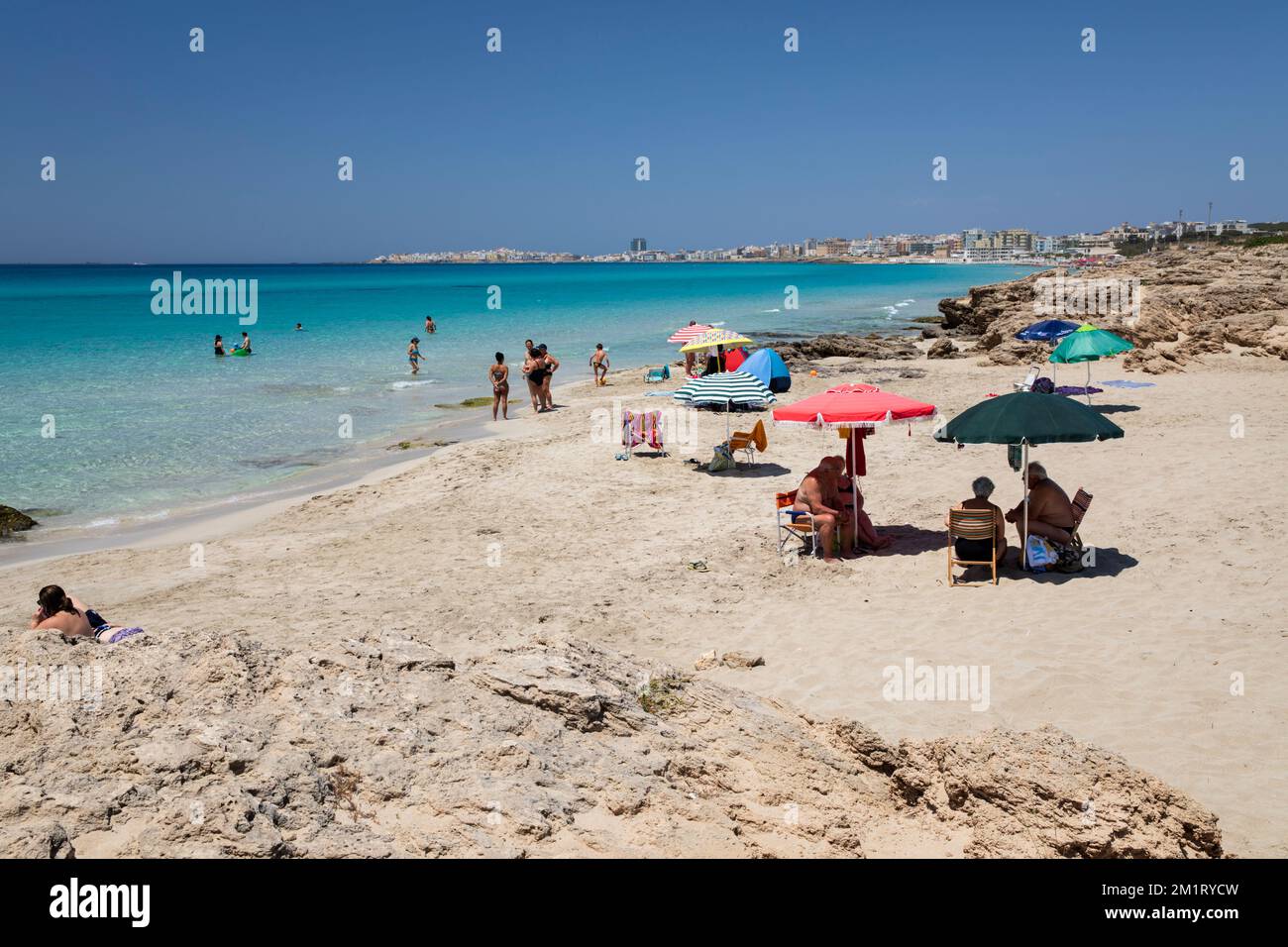 Vue sur la plage de sable blanc et les eaux turquoise de la mer Ionienne, Gallipoli, Puglia, Italie, Europe Banque D'Images
