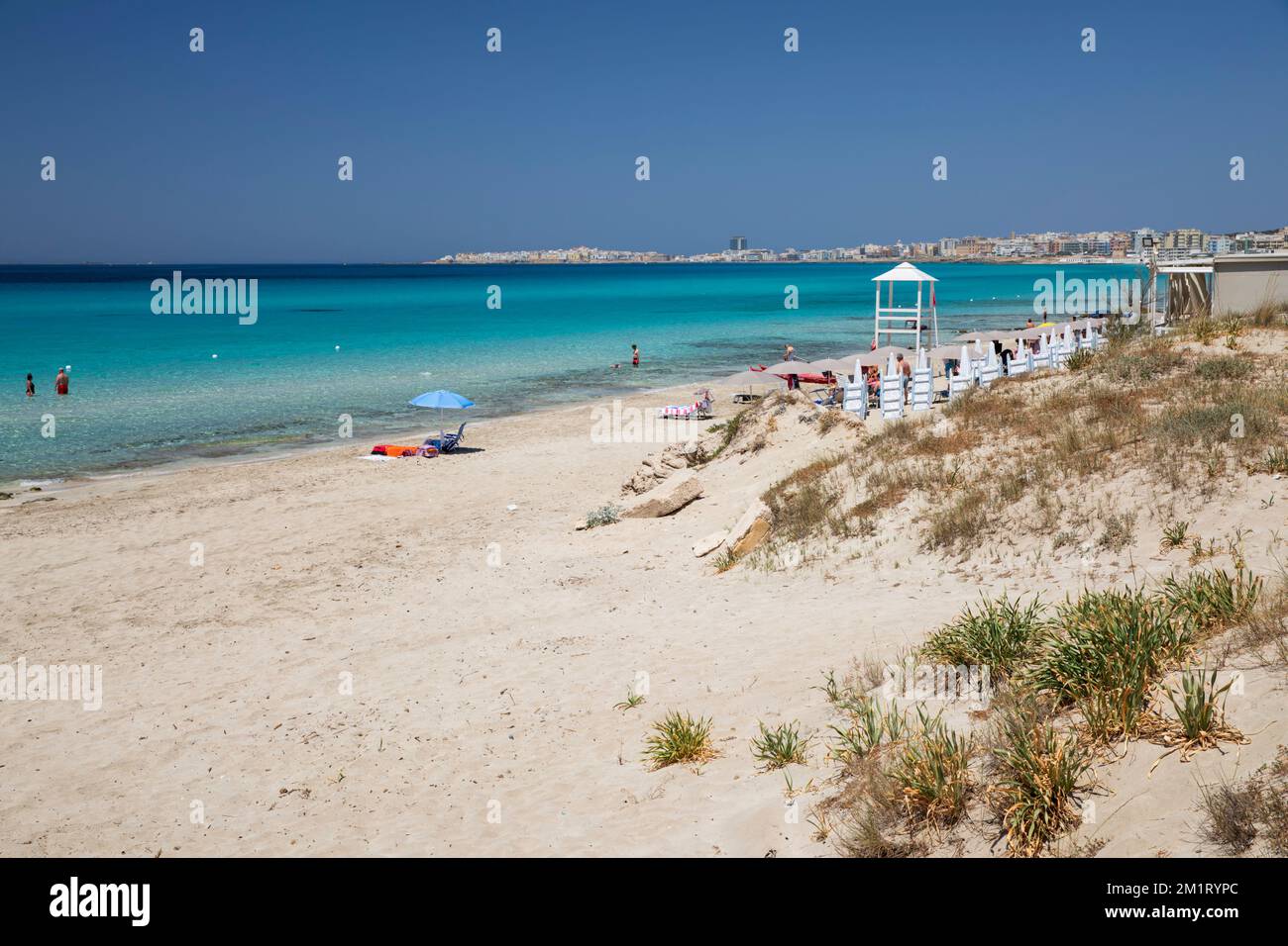 Vue sur la plage de sable blanc et les eaux turquoise de la mer Ionienne, Gallipoli, Puglia, Italie, Europe Banque D'Images