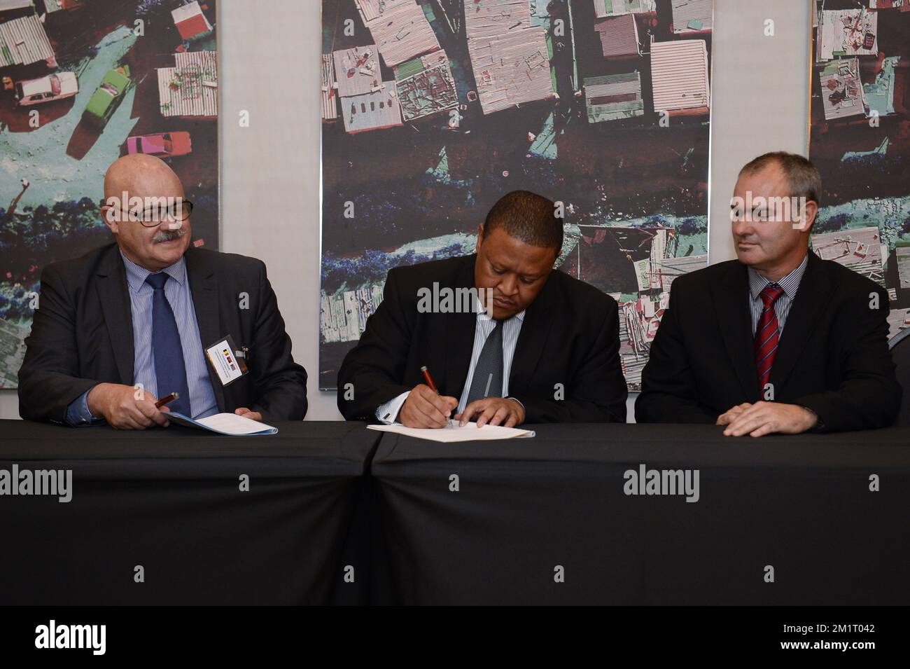 20131023 - JOHANNESBURG, AFRIQUE DU SUD : Cérémonie de signature entre Westinghouse Electric Company et Sebata Nuclear, à Johannesburg, Afrique du Sud, le mercredi 23 octobre 2013. La princesse Astrid est en mission économique de sept jours en Angola et en Afrique du Sud, c'est la première mission dirigée par la princesse Astrid depuis que son frère Philippe est roi. BELGA PHOTO DIRK WAEM Banque D'Images