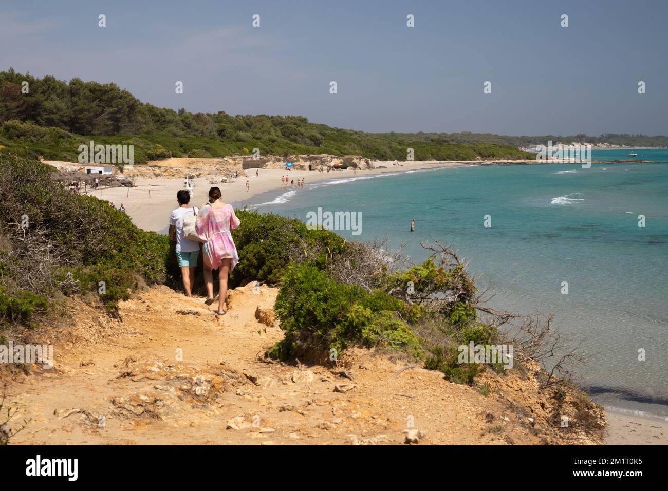Plage de Baia dei Turchi et eaux turquoise de la mer Adriatique en été, près d'Otrante, province de Lecce, Puglia, Italie, Europe Banque D'Images