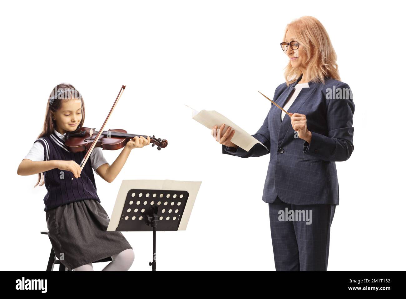 Professeur de musique et écolière avec violon isolée sur fond blanc Banque D'Images