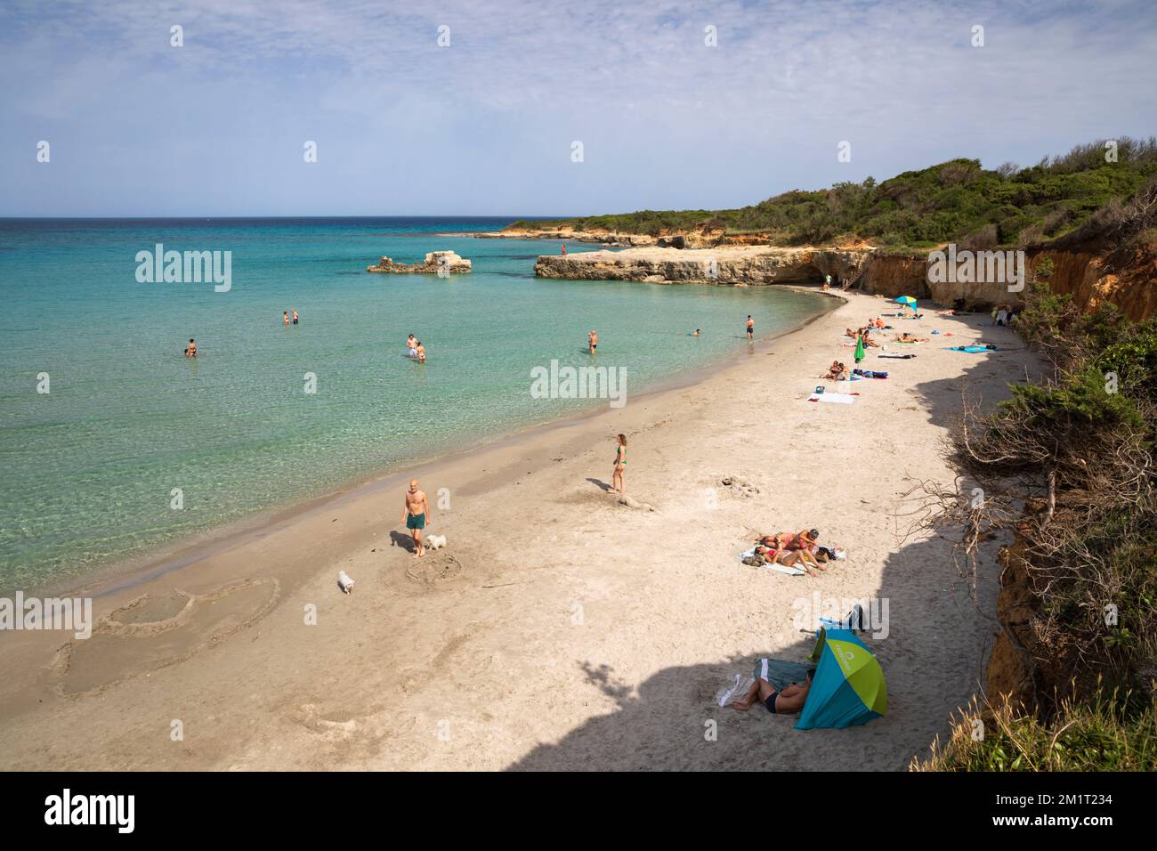 Plage de Baia dei Turchi et eaux turquoise de la mer Adriatique en été, près d'Otrante, province de Lecce, Puglia, Italie, Europe Banque D'Images