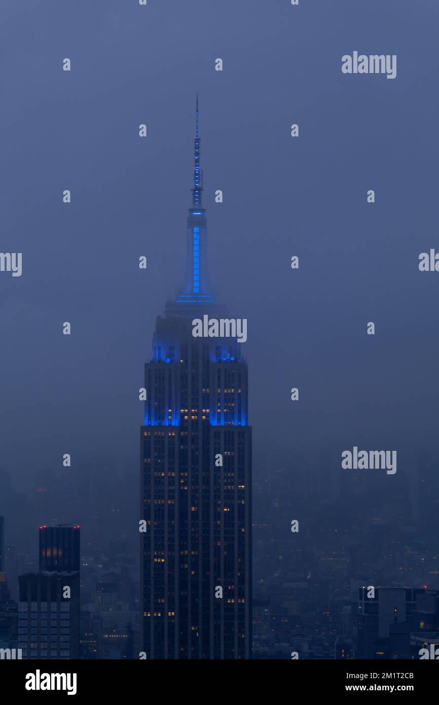 L'Empire State Building est éclairé en bleu pour le mémorial des neuf-onze Banque D'Images