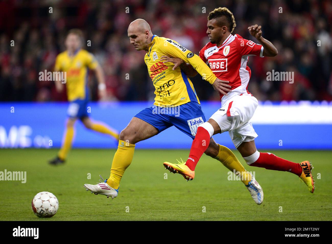20131031 - LIEGE, BELGIQUE : Milos Maric de Waasland-Beveren et Frederic Bulot de Standard se battent pour le ballon lors du match de la Jupiler Pro League entre Standard de Liège et Waasland-Beveren, à Liège, le jeudi 31 octobre 2013, le treizième jour du championnat belge de football. BELGA PHOTO YORICK JANSENS Banque D'Images