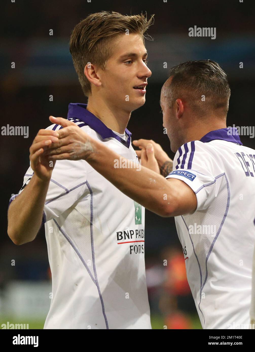 20131105 - PARIS, FRANCE : Dennis Praet d'Anderlecht et Demy de Zeeuw d'Anderlecht célèbrent lors du match entre l'équipe française PSG (Paris Saint-Germain) et le Belge RSC Anderlecht, quatrième match du groupe de la Ligue des Champions du groupe C, mardi 05 novembre 2013, au Parc des Princes de Saint-Cloud, Paris. BELGA PHOTO VIRGINIE LEFOUR Banque D'Images