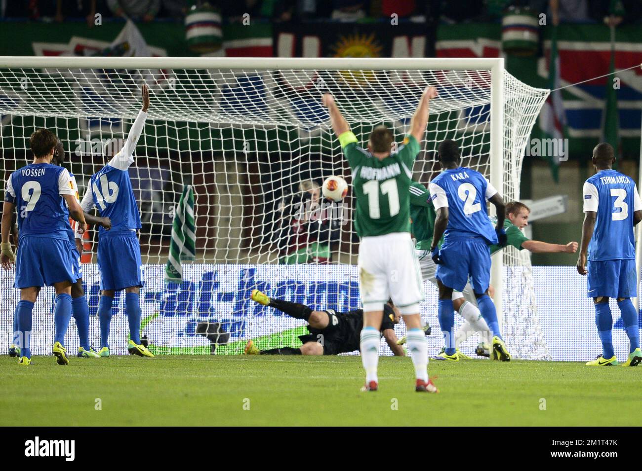 20131107 - VIENNE, AUTRICHE: Terrence Boyd (R) de Vienne marque le but 1-1 lors du match entre l'équipe autrichienne Rapid Wien et la Belgique RC Genk, quatrième match de la Ligue Europa dans le groupe G, jeudi 07 novembre 2013, dans le stade Ernst Happel, à Vienne, Autriche. BELGA PHOTO YORICK JANSENS Banque D'Images