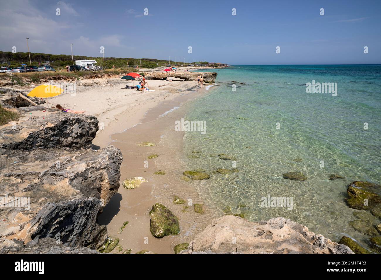Plage de Spiaggia di Torre Specchia sur la côte Adriatique avec eau turquoise, San Foca, près de Melendugno, province de Lecce, Puglia, Italie, Europe Banque D'Images