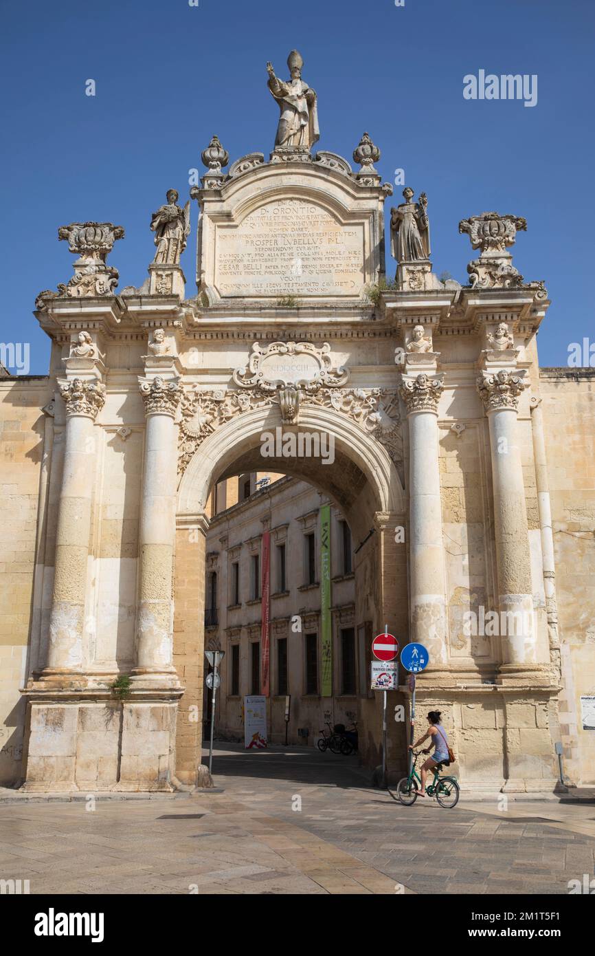 Porte ornementale de Porta Rudiae menant à la vieille ville, Lecce, Puglia, Italie, Europe Banque D'Images