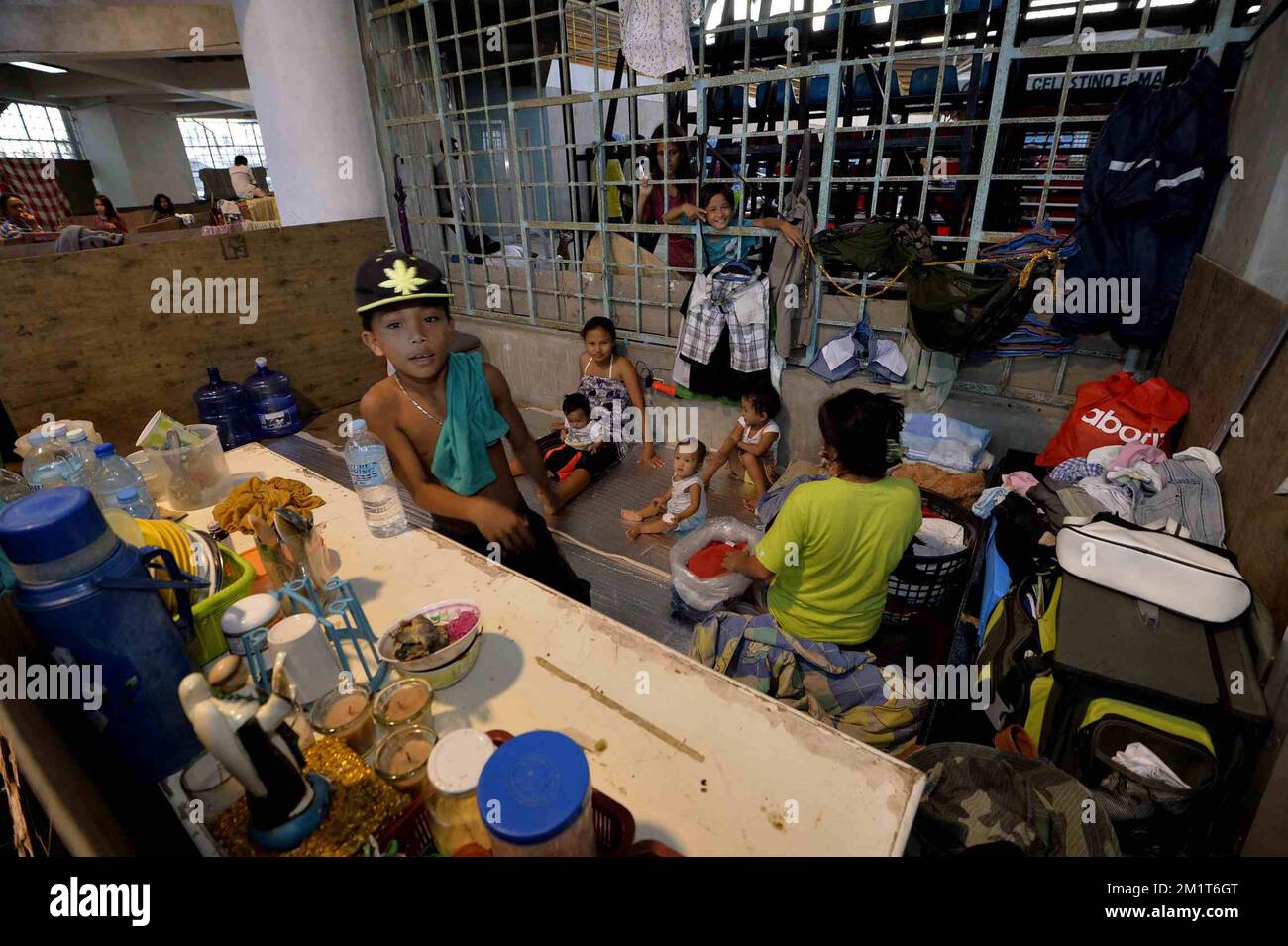 20131113 - ÎLE de TEBU, PHILIPPINES: Des photos montrent des personnes déplacées dans le centre sportif de Bogo, au nord de l'île de Cebu, Philippines, mercredi 13 novembre 2013. Le nombre de morts aux Philippines continue d'augmenter depuis que le typhon Haiyan a frappé les îles, les autorités craignent environ 10 000 morts sur l'île de Leyte aux Philippines, l'île la plus accaparée. BELGA PHOTO ERIC LALMAND Banque D'Images