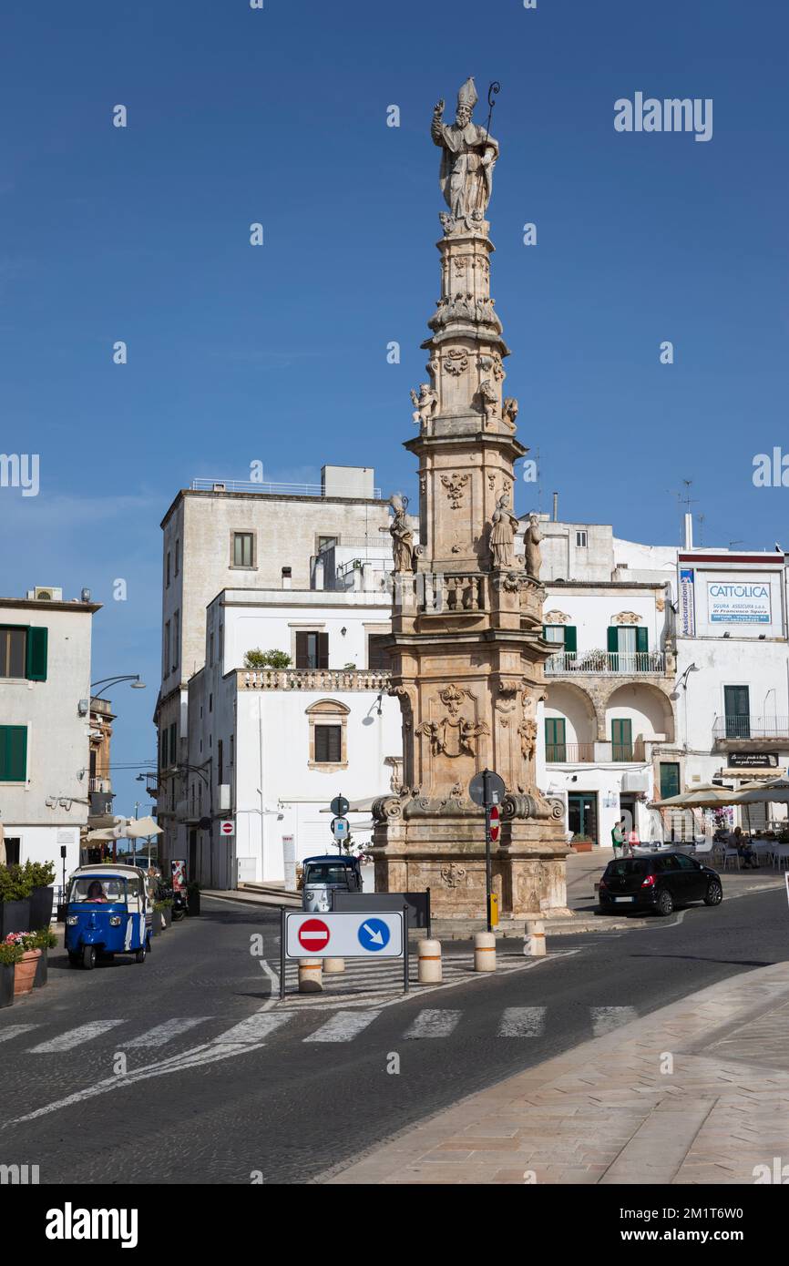 Tuk-tuk sur la Piazza della Liberta avec colonne Colonna di Sant'Oronzo, Ostuni, province de Brindisi, Puglia, Italie, Europe Banque D'Images
